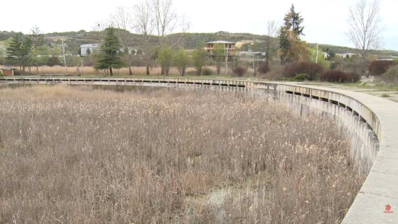 (VIDEO) Liqeni i Treskës në harresë: Atraksioni i madh i Shkupit shndërrohet në deponi ilegale mbeturinash