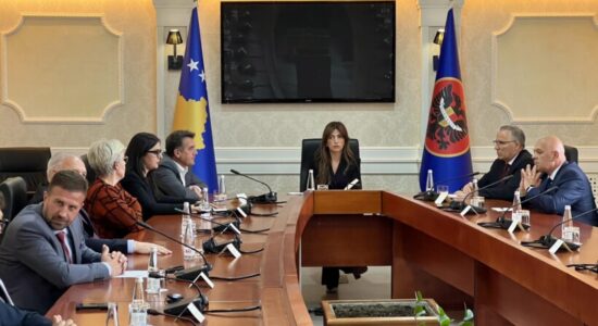 Nis takimi i Albulena Haxhiut me përfaqësuesit e partive politike për zgjedhjet e jashtëzakonshme