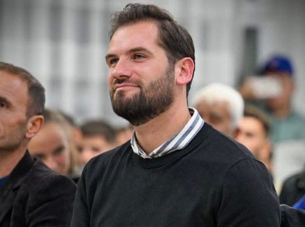 amir-idrizi-zgjidhet-kryetar-i-ri-i-keshillit-te-komunes-se-sarajit