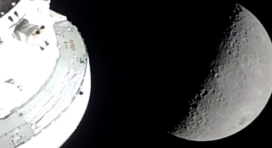 Artemis II përfundon udhëtimin rekord rreth Hënës