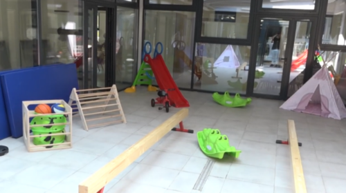 (VIDEO) Nuk i morën pagat për disa muaj, të punësuarit në çerdhen “Bambi” e lënë punën, drejtoresha dhe komuna e Çairit premtojnë zgjidhje