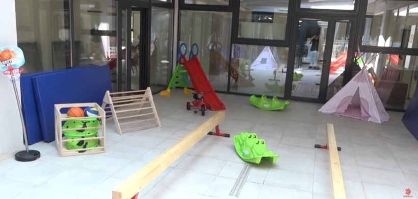  VIDEO  Nuk i morën pagat për disa muaj  të punësuarit në çerdhen  Bambi  e lënë punën  drejtoresha dhe komuna e Çairit premtojnë zgjidhje