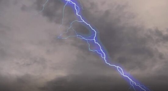 Stuhitë në Bangladesh, 14 persona humbin jetën! U goditën nga rrufetë