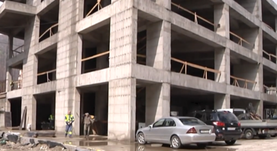 (VIDEO) Teatri edhe Biblioteka e Tetovës edhe këtë vit nuk do të jetë gati