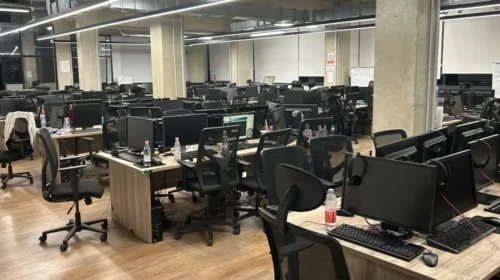 Bastisen qendra thirrjesh në Tiranë, 10 të arrestuar për mashtrim prej 50 milionë eurosh