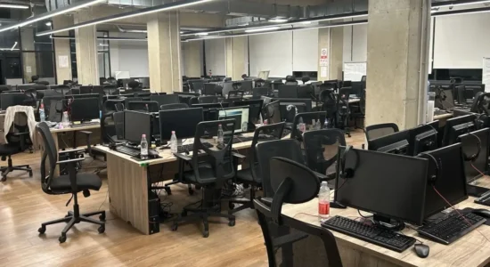 Bastisen qendra thirrjesh në Tiranë, 10 të arrestuar për mashtrim prej 50 milionë eurosh