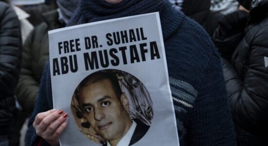 Gjykata izraelite zgjat paraburgimin e mjekut palestinez Abu Safiya “pa akuza”