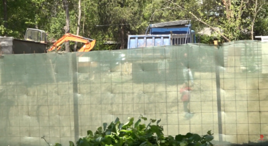 (VIDEO) Tragjedi në një kantierë ndërtimi, një punëtor humbi jetën, katër të tjerë u lënduan