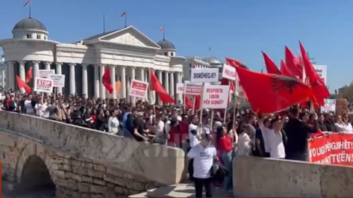 Studentët shqiptarë kërkojnë barazi dhe dorëheqjen e ministrit Fillkov