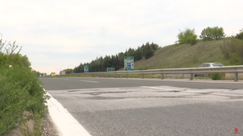 (VIDEO) Gropat në autostradën Shkup-Kumanovë rrezikojnë jetën e qytetarëve