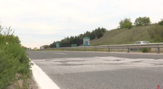 (VIDEO) Gropat në autostradën Shkup-Kumanovë rrezikojnë jetën e qytetarëve