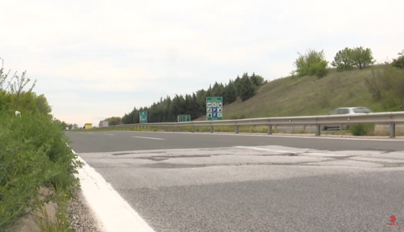(VIDEO) Gropat në autostradën Shkup-Kumanovë rrezikojnë jetën e qytetarëve