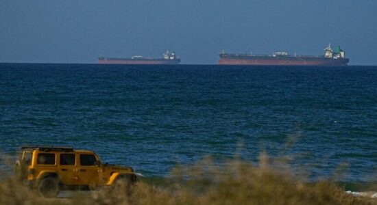 Trafiku detar pranë Ngushticës së Hormuzit pothuajse i ndalur, vetëm 6 anije në lëvizje në 24 orët e fundit