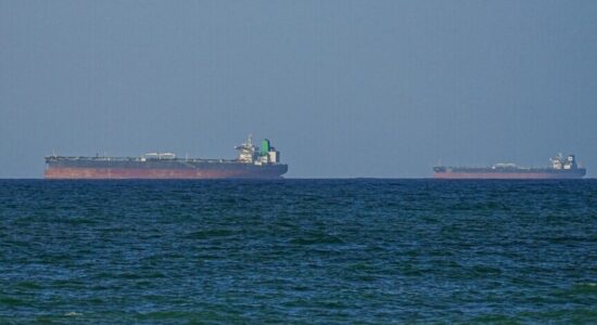 Irani propozon rihapjen e Ngushticës së Hormuzit dhe shtyrjen e bisedimeve për programin bërthamor