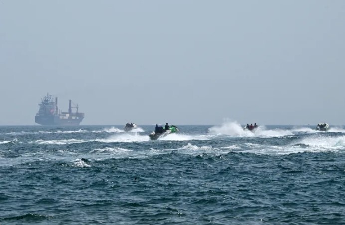 Pas kritikave të Trump, Britania nis bisedime me 35 vende për rihapjen e Ngushticës së Hormuzit