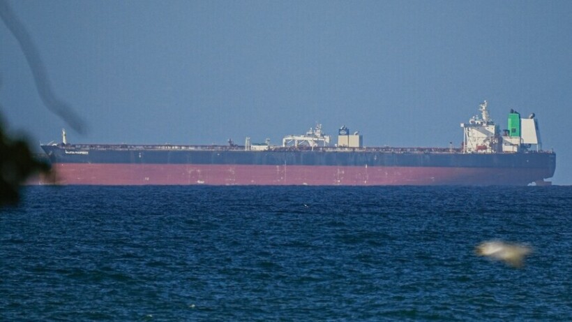 Anijet e lidhura me Iranin ndjekin një rrugë të re drejt Gjirit, trafiku në Hormuz ngadalësohet