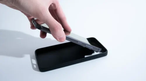 Pse duhet ta hiqni maskën nga telefoni gjatë karikimit të baterisë?