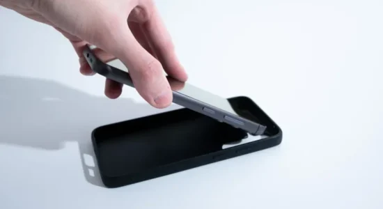 Pse duhet ta hiqni maskën nga telefoni gjatë karikimit të baterisë?