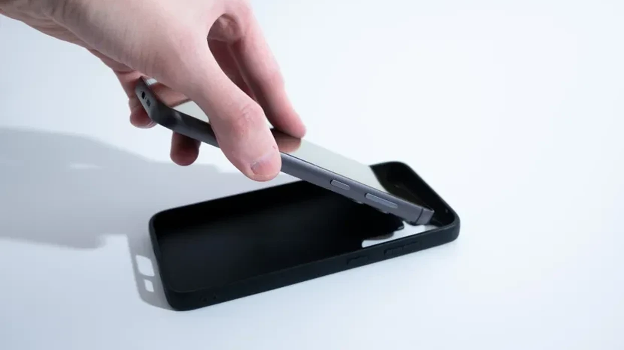 Pse duhet ta hiqni maskën nga telefoni gjatë karikimit të baterisë?