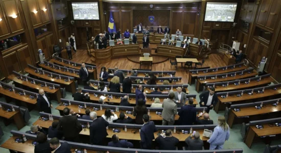 Seanca për Presidentin shtyhet në ora 23:00