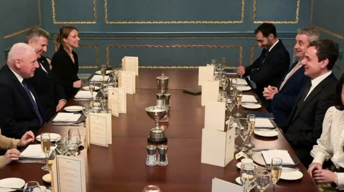 Vizita në Britani, Kurti me ministrin e Shtetit për Mbrojtje diskutojnë thellimin e bashkëpunimit ushtarak