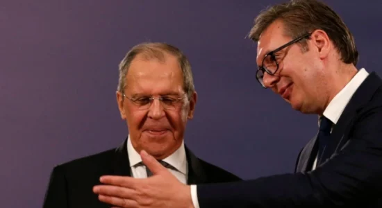 Vuçiq del hapur pro Kremlinit, pajtohet me Lavrovin se BE-ja po e kthen Serbinë në “zonë tampon” kundër Rusisë