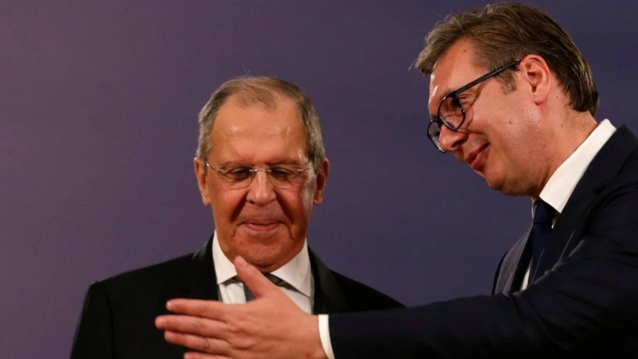 Vuçiq del hapur pro Kremlinit, pajtohet me Lavrovin se BE-ja po e kthen Serbinë në “zonë tampon” kundër Rusisë