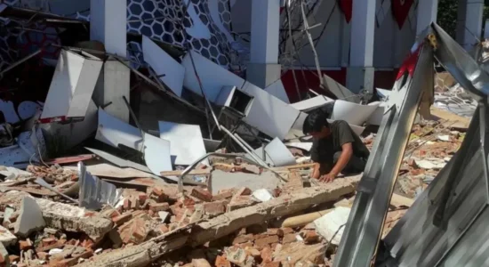 Tërmeti 7.4 ballë godet Indonezinë, një person humb jetën pasi shtypet nga rrënojat e ndërtesës