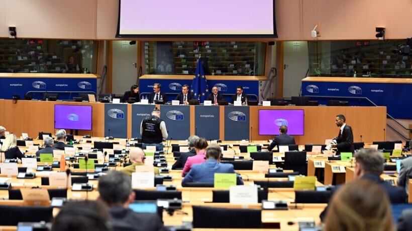 Liderët e Gjirit refuzojnë çdo tarifë për anijet që kalojnë Hormuzin, bëjnë thirrje për lundrim të lirë