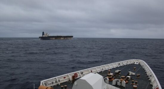 Irani i bën thirrje SHBA-së të lirojë anijen iraniane të sekuestruar dhe ekuipazhin e saj