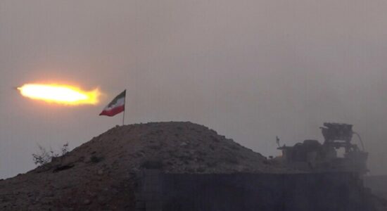 Zyrtari iranian paralajmëron se “nuk do të kalojë naftë nëpër Hormuz” nëse vendosen kufizime