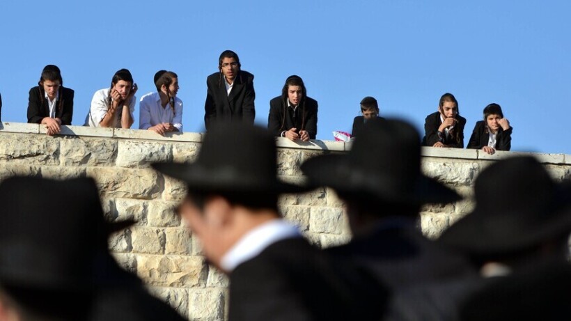 Mbi 200 kolonë të udhëhequr nga një rabin bastisin Xhaminë Al-Aksa nën mbrojtjen e policisë izraelite