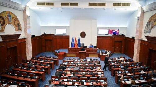 (VIDEO) Shfuqizimi i Qeverisë teknike kalon në filtrin e parë parlamentar