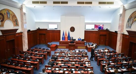 (VIDEO) Shfuqizimi i Qeverisë teknike kalon në filtrin e parë parlamentar