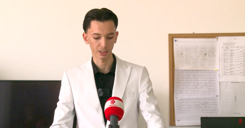 (VIDEO) Gjimnazisti nga Saraji promovoi librin e parë