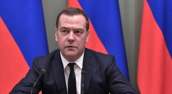Ish-presidenti rus, Medvedev: BE-ja nuk duhet të mbështetet te SHBA-ja në “konfliktin hipotetik” me Moskën