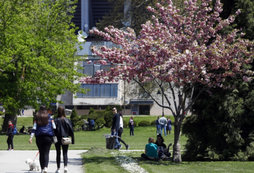 Mot me diell dhe me vranësira mesatare