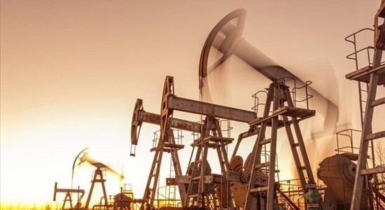 Çmimet e naftës rriten me 2 për qind për shkak të ndërprerjes së transportit në Ngushticën e Hormuzit