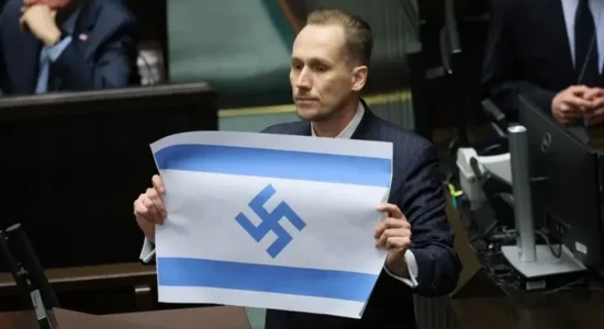 Incident në Parlamentin polak, deputeti shfaq flamurin izraelit me svastikë