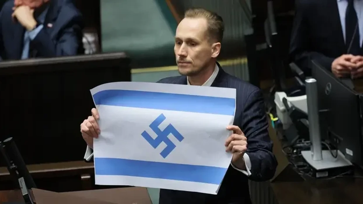 Incident në Parlamentin polak  deputeti shfaq flamurin izraelit me svastikë