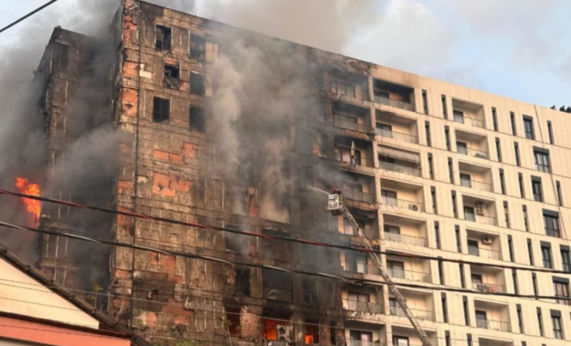 Autoritetet shqiptare arrestojnë katër të dyshuar për zjarrin në pallatin shumëkatësh në Tiranë