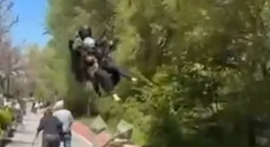 Parashutisti rrezikon këmbësorët në Ohër, për pak godet nënën me fëmijën