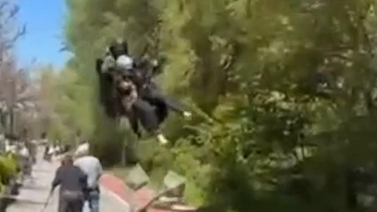 Parashutisti rrezikon këmbësorët në Ohër, për pak godet nënën me fëmijën