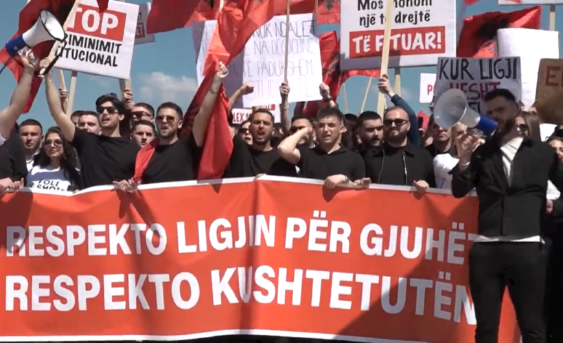  VIDEO  Studentët protestuan  shqipja nuk është opsion  është identitet