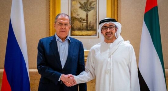 Rusia dhe Emiratet Arabe diskutojnë për rivendosjen e lundrimit në Ngushticën e Hormuzit