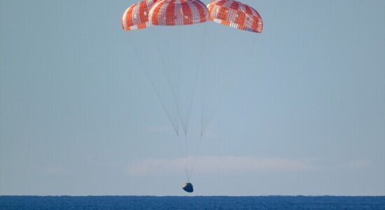 Misioni Artemis II kthehet me sukses në Tokë pas udhëtimit rekord pranë Hënës