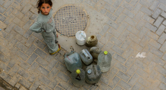 “Mjekët pa Kufij”: Izraeli po përdor aksesin në ujë si armë për ndëshkim kolektiv në Gaza