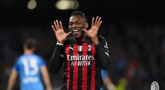 Rafael Leao u fishkëllye nga tifozët e Milanit