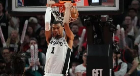 San Antonio e Boston fitojnë jashtë fushe