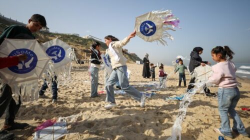 Fëmijët jetimë në Gaza shkruajnë ëndrrat e tyre në fluturake dhe i lëshojnë në qiell